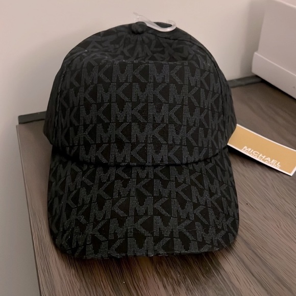 Michael Kors Signature Logo Cap - Picture 2 of 3